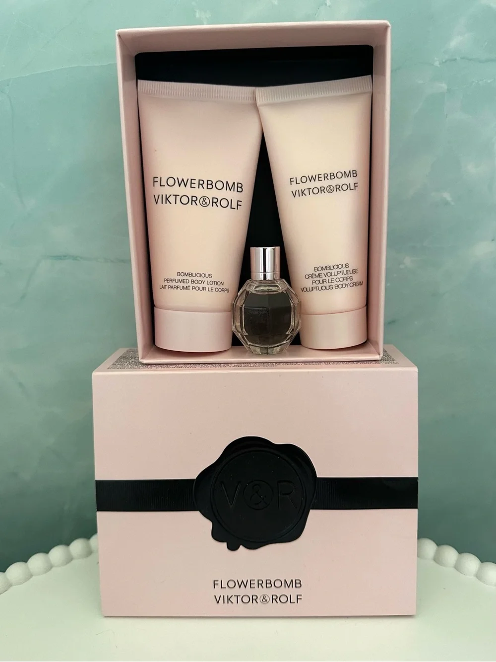 Viktor & Rolf Flowerbomb Bombilicipus Body Cream, Lotion & Fragrance Gift Set
